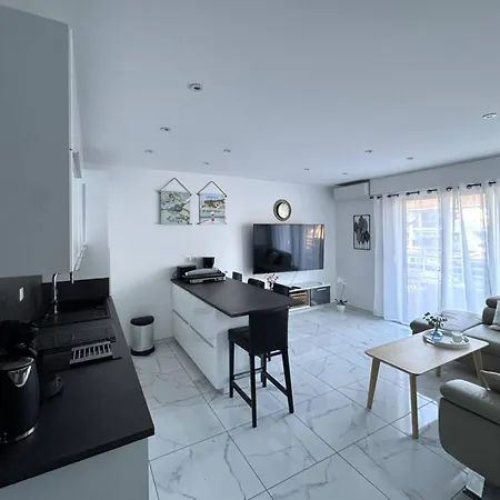 Appartement T2 Climatise, Parking Prive, Proche - Fr-1-100-366