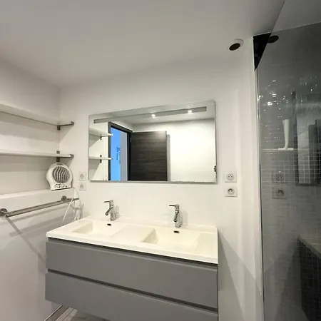 T2 Climatise, Parking Prive, Proche - Fr-1-100-366 Appartement *