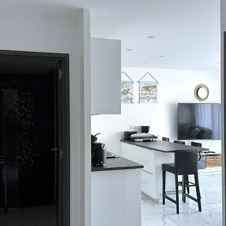 T2 Climatise, Parking Prive, Proche - Fr-1-100-366 Apartamento