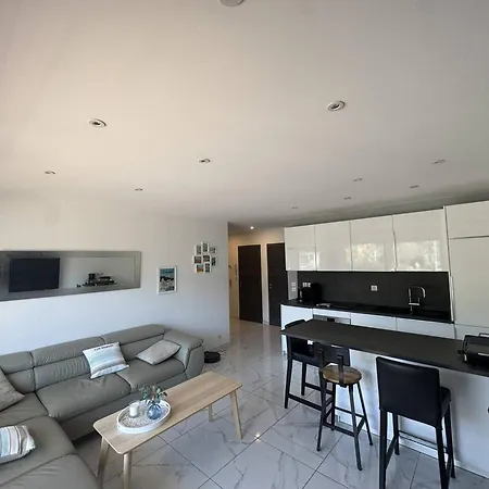 T2 Climatise, Parking Prive, Proche - Fr-1-100-366 Apartamento *